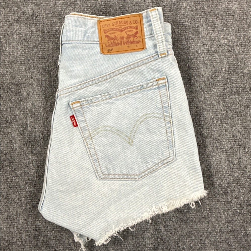 Levis 501 Original Shorts Womens 25 Ojai Lake Light Wash Cutoff 56327-0239